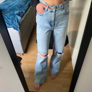 Populära jeans med hög midja och hål på knäna från Zara