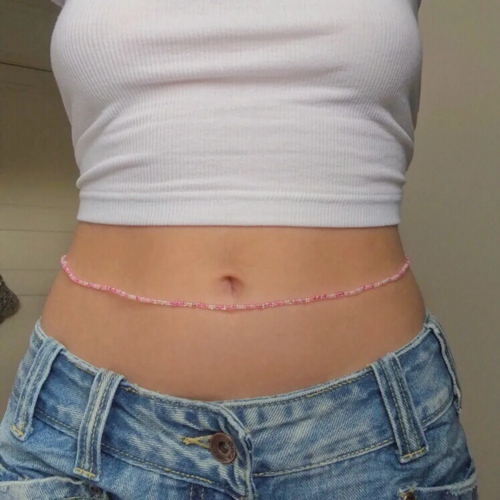 Säljer nu detta superfina rosa/vita midjebandet. Göra på beställning efter dina egna mått. Det går även att designa och beställa egna midjeband! Superfint till sommaren och ett par låga jeans eller en bikini! Midjebandet härstammar från en västafrikansk kultur.. Accessoarer.