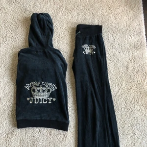 Juicy couture set - Jättefint marinblått juicy couture set i den gamla modellen, som tyvärr inte kommer till användning längre💞Storlek medium på båda delarna, men skulle säga att det mer är en small/xs. Äkta och välanvänt!✨🧚🏼