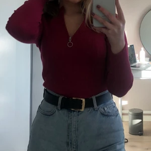 Topp - Endast provad, säljer då den inte kommer till användning. Sitter snyggt, köptes för ca 250kr säljer för 50kr, köparen står för frakt eller kan jag mötas upp!