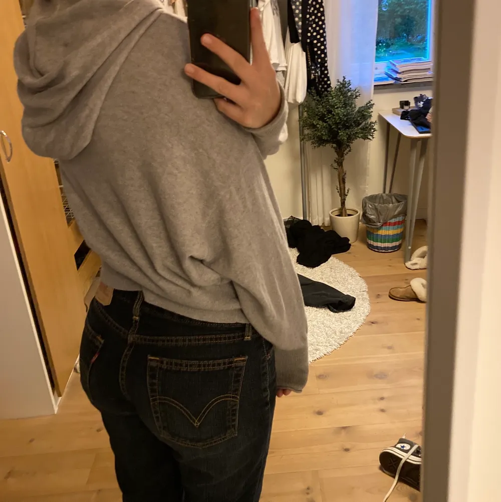 Fin stickad ljusgrå hoodie. 10% cashmere. Inte nopprig . Stickat.