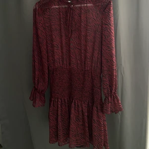 Zara klänning - Denna klänning köpte jag i januari och har fortfarande aldrig använt, jag köpte klänningen från zara för ungefär 500-600kr. Storleken är i xs fast passar en s också, för mer bilder eller information skriv!