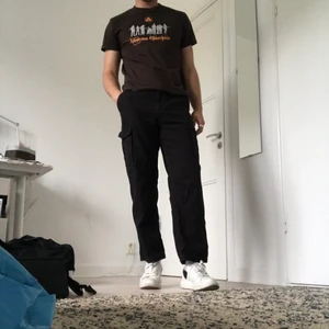 Straight fit cargo pants - Passar bra med allt!