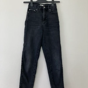 Gina tricot jeans  - Ett par urtvättade Gina tricot jeans som är lite pösiga