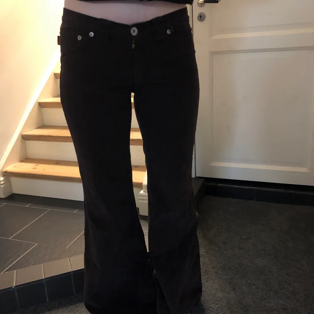 Ett par super fina bruna manchesterbyxor (lågmidjade) i bra skick och modellen på bilden är 1.70cm lång. . Jeans & Byxor.