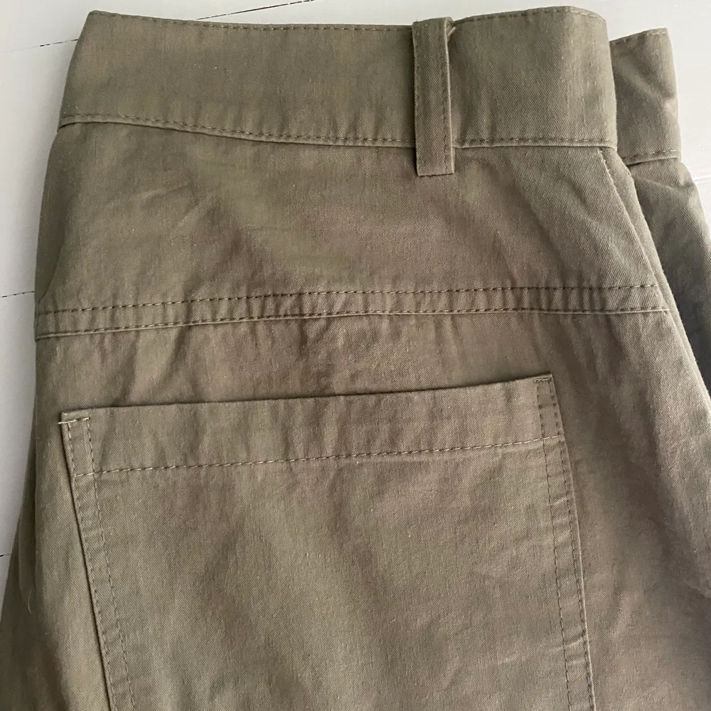 Svincoola tunna khaki byxor i kortare modell. Sista bilden visar färgen bäst! Snygga detaljer som fickorna fram och en brun knapp. Köpta på Zalando från märket TWINTIP. Säljer då dem har blivit för små för mig tyvärr!. Jeans & Byxor.