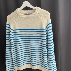 Zara stickad tröja - Ännu en tröja som Max är använd 3 gånger, köpte för 360kr och den är i exakt samma skicka som när jag köpte den. Kan mötas upp eller frakta (frakten står köparen för). Tröjan är i storlek m men passar även för storlek s, För mer information eller bilder kontakta!