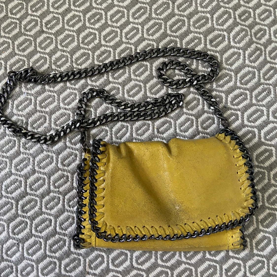 Gul liten väska