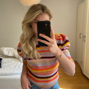 Stickad tshirt - Säljer denna super fina stickade T-shirt med randigt mönster. Så färgglad och fin nu till sommaren och endast använd 1 gång! Väldigt skön och sticks inget. 