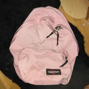 Rosa eastpak ryggsäck  - Babyrosa eastpak rygga💕 använt skick därav priset!