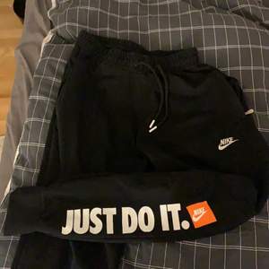 Nike byxor med fickor och snören
