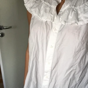 Söt blus från HM, storlek S - Söt blus perfekt till sommaren från HM i storlek S. Köparen står för frakten❤️