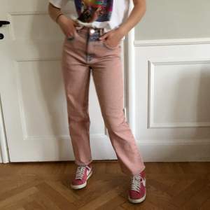 Rosa as coola jeans från Asos i storlek W26 L32! Sitter såhär på någon som är 1.62 cm! Knappt använda så dem är i nyskick!👏🏽 Köparen står för frakten💖