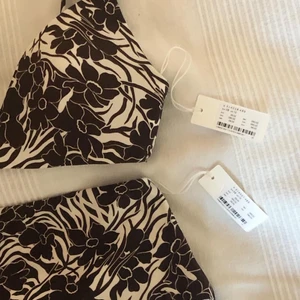 Helt ny bikini från Arket!! - Helt ny och oanvänd bikini från Arket med både lappar och hygienstrip kvar! Nypris 640kr, mitt pris 300kr + frakt!