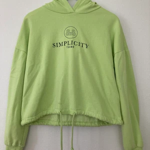 Gina tricot hoddie - En neon grön hoddie från Gina tricot som har en drag sko i midjan som man kan justera som man vill