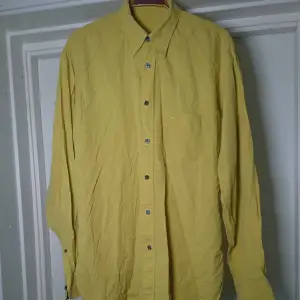 Mysig skjorta i fin gul färg🌻