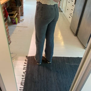 Gråa jeans - Säljer dessa aaaassnygga gråa jeans från weekday som dessvärre har blivit för små😭 jag är 1,74 och dom är perfekta på mig😍😍