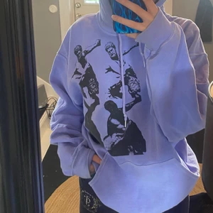 HOODIE - jättecool hoodie! Använt den en del men toppenskick! Stl S man men sitter snyggt oversized på mig💕💕