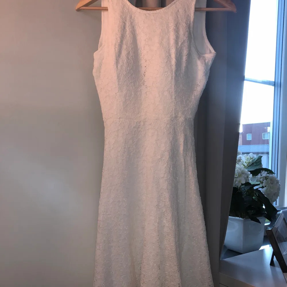 Säljer en jätte fin vitt klänning som passar så fint till student. Använd endast 2 gånger i några timmar och är tvättad och helt ny. Säljer pågrund av att jag inte använder den längre. Skriv gärna vid intresse av fler bilder. . Klänningar.