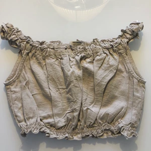 Beige linne topp - Beige linne topp som både kan användas offshoulder och vanligt, väldigt fint skick då den är använd ett fåtal gånger. Köparen står för frakt 