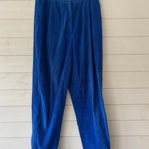 Manchesterbyxor, strM - Coola manchesterbyxor i en snygg blå färg, står ingen str men skulle säga att dom passar en M