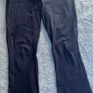 Utsvänga byxor - ett par utsvängda byxor från Vero Moda,  bra skick och använda lite men inte för mycke lite stora i midjan men inget överdrivet 