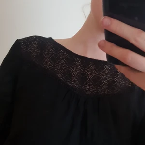 VILA - En söt svart tröja med spets på armarna, ryggen och axlarna. Jag har användt tröjan 4 gånger. Original priset tror jag var 150kr