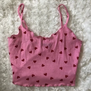 Gullig topp - Söt hjärt topp! Aldrig använd (endast testad). Säljer för 60 kr, gratis frakt!! 💞