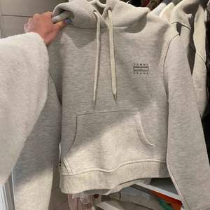 suuupersnygg helt oanvänd hoodie från tommy hilfiger!! den finns inte att köpa längre, storlek S💗 köpt för 1200 och använd cirka 2 gånger