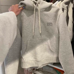 hoodie - suuupersnygg helt oanvänd hoodie från tommy hilfiger!! den finns inte att köpa längre, storlek S💗 köpt för 1200 och använd cirka 2 gånger