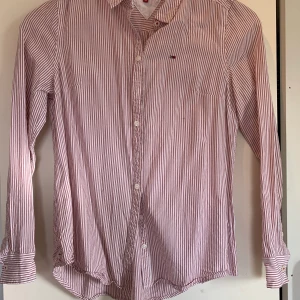 Ny skjorta Tommy hilfiger  - Säljer min sparsamt använda skjorta från Tommy Hilfiger. Den är i ett skönt material och i storlek M. Passar snarare en S skulle jag säga. Pris är exkl frakt 