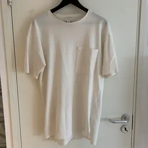 An oversized and long tshirt from topshop in size 36. Has not been worn a lot