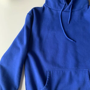 Hoodie - Väldigt sparsamt använd blå hoodie från Hélas, i fin blå färg! Nypris: 1000kr. Jag säljer för: 400 (har gått ner 150kr).