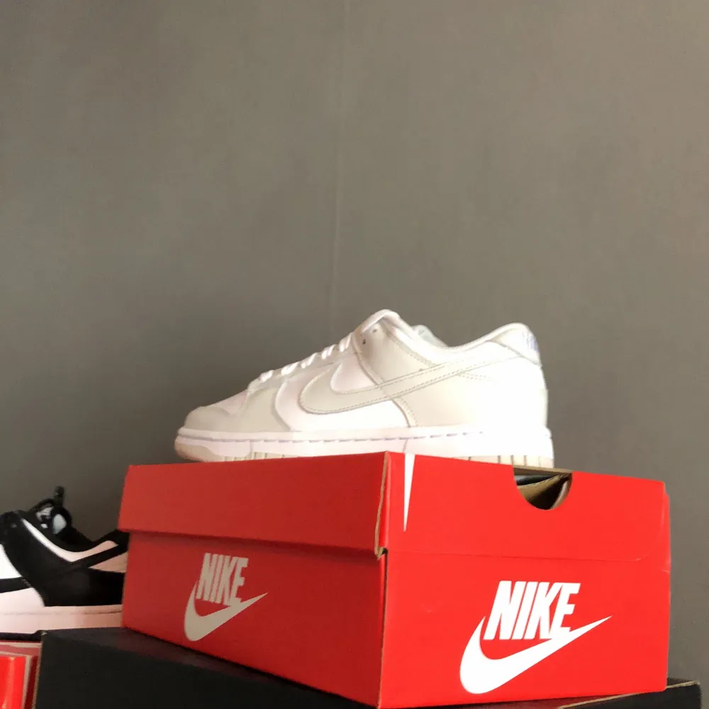 Hej! Säljer ett par helt nya Nike dunk low photon dust. Skorna är helt nya i sin original förpackning. Kvitto finns ifrån zalando. Skor.