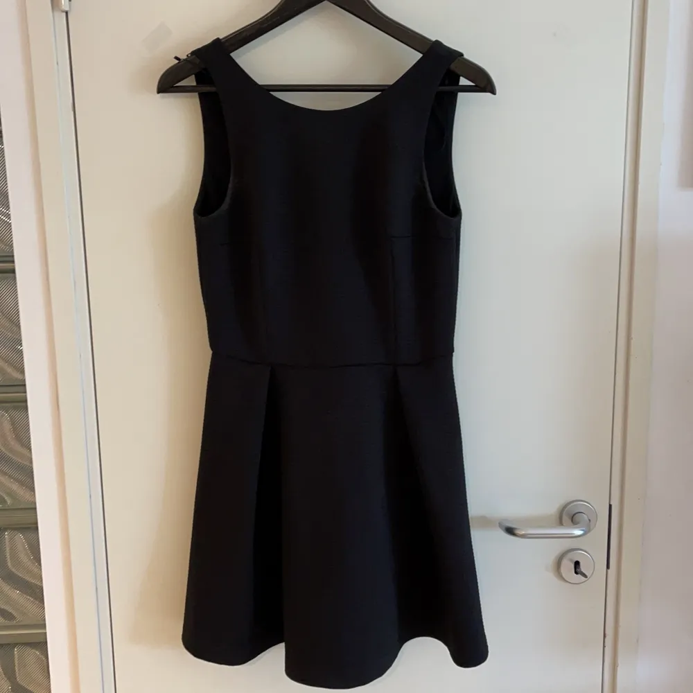 A Zara medium sized dress and it has pockets;) It’s too short for me and I’m 179cm. Klänningar.