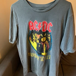 T-shirts  - Tröja med acdc tryck, storlek M. 60 plus frakten🙏