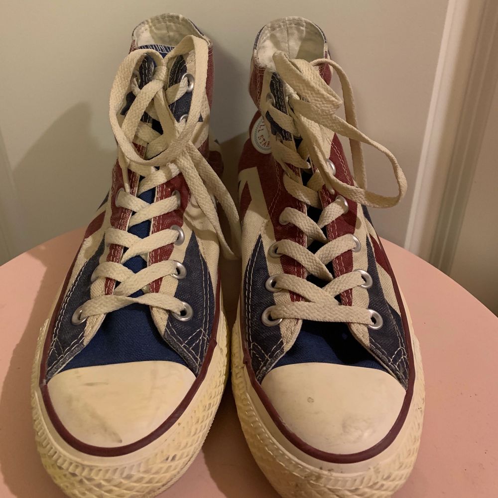 Säljer dessa Converse i storlek 38 med ett coolt mönster på. Skorna är använda men efter en tvätt så ser dom nästan ut som nya. Kan tvättas innan postningen eller så får köparen tvätta skorna. Dom är väl använda men är inte trasiga någonstans alls.. Skor.