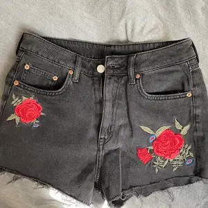 Jeans shorts med blommor från hm! Storlek S