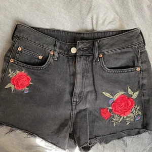 Grå shorts med blommor - Jeans shorts med blommor från hm! Storlek S