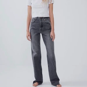 Långa raka Zara jeans - Grå långa zara jeans i storlek 36! 
