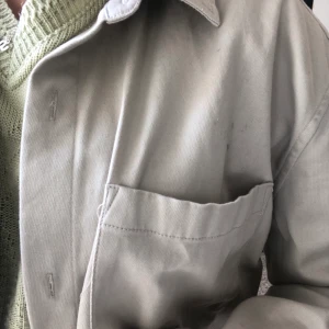 Overshirt / jacka från Pull&bear💛 - Så fin overshirt som kan användas som jacka, knappt använd och i en fin beige off white färg🤍