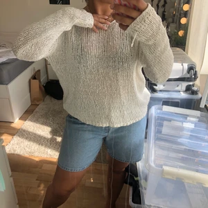 Så fin stickad tröja😇 - Fin stickad tröja köpt secondhand i så snygg passform, står ingen storleken men passar de flesta beroende på önskad passform🧡