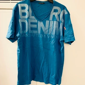 T-shirt  - T-shirt, Str: L (står XXL men är som en L), Modell: herr, Skick: nyskick (använd 1 gång), Pris: 50kr.  Kolla gärna in mina andra inlägg, Vid intresse av fler varor så fixar jag ett bra paketpris!