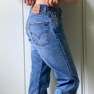 Levis jeans  - Säljer mina jättefina Levi’s jeans💗💗jag är 177cm och på mig är dom långa💗 köparen står för frakten och annars kan jag mötas längst gröna linjen💕