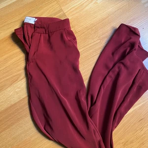 Röda kostymbyxor by Hanna Schönberg - Superfina röda kostymbyxor från Hannas kollektion hos NAKD, strl 32. Jättefint skick 