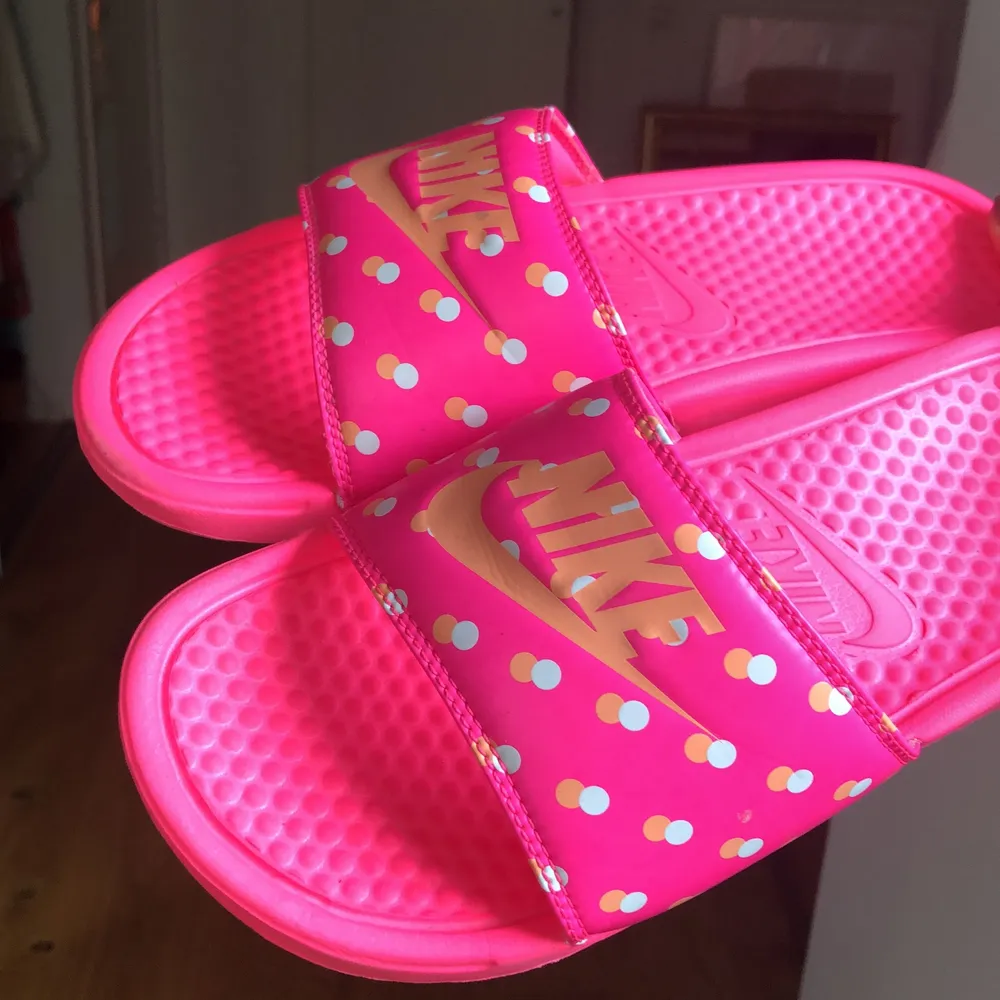 Sååå fina neonrosa Nike tofflor / slides i storlek 39 💕 Perfekt att ha hemma, till stranden eller ute med någon fin outfit 💛. Skor.