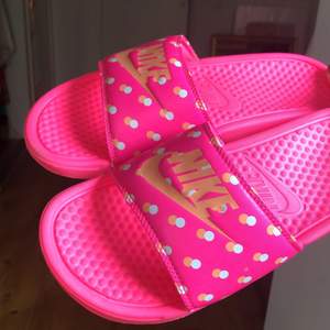 Sååå fina neonrosa Nike tofflor / slides i storlek 39 💕 Perfekt att ha hemma, till stranden eller ute med någon fin outfit 💛