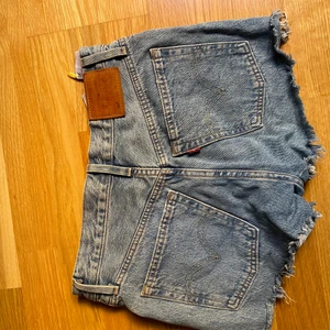 Ljusblåa shorts från Levis  - Ljusa jeansshorts från levis med hög midja! Jättebra skick 