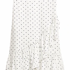 Omlottkjol  - En jätte fin prickig omlott kjol från HM. Kjolen är i satin liknande tyg. HM säljer den inte längre. Skriv för fler bilder! (Köpare står för frakt) ❤️🌸