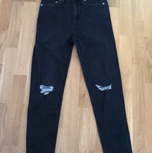 Svarta skinny jeans  - Helt vanliga svarta skinny jeans. Har aldrig används storlek M, möts bara upp o tar kontanter🥰